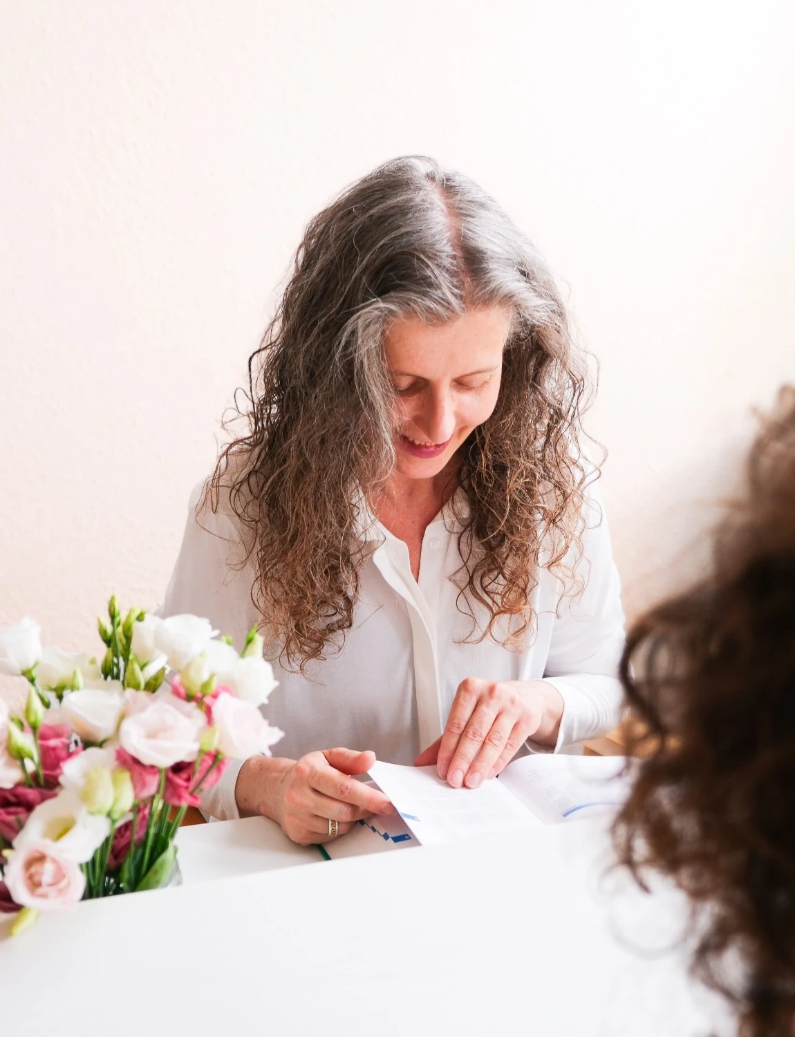 Isabelle Kujath in einer Gesprächssituation in ihrer Naturheilpraxis in Düsseldorf